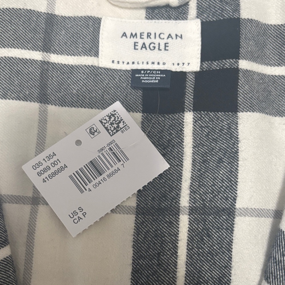 NEW!!American Eagle Black and White Plaid Button-Up Shirt - Picture 3 of 5